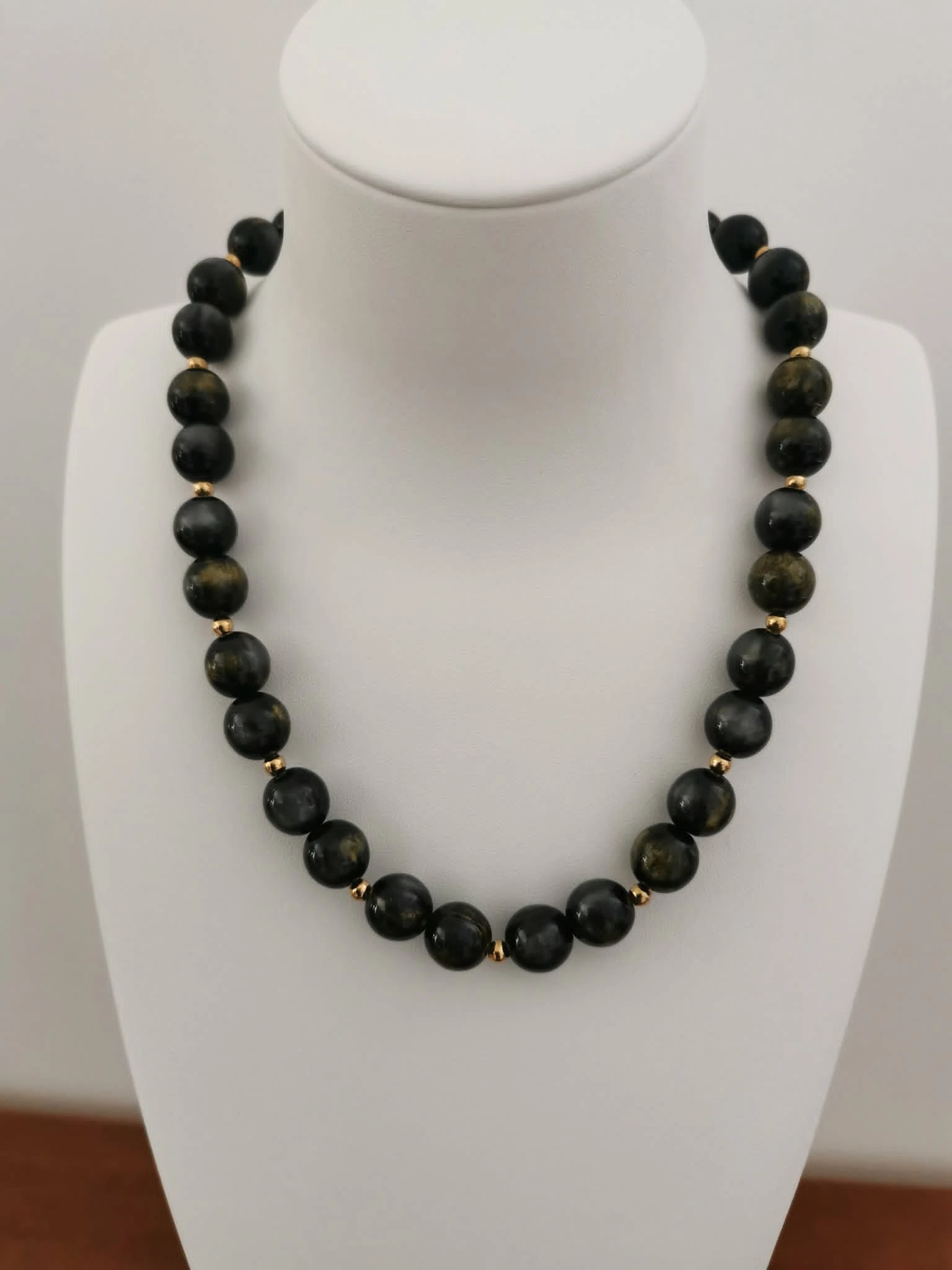 Très Beau Collier avec perles avec Des reflets verts et gris